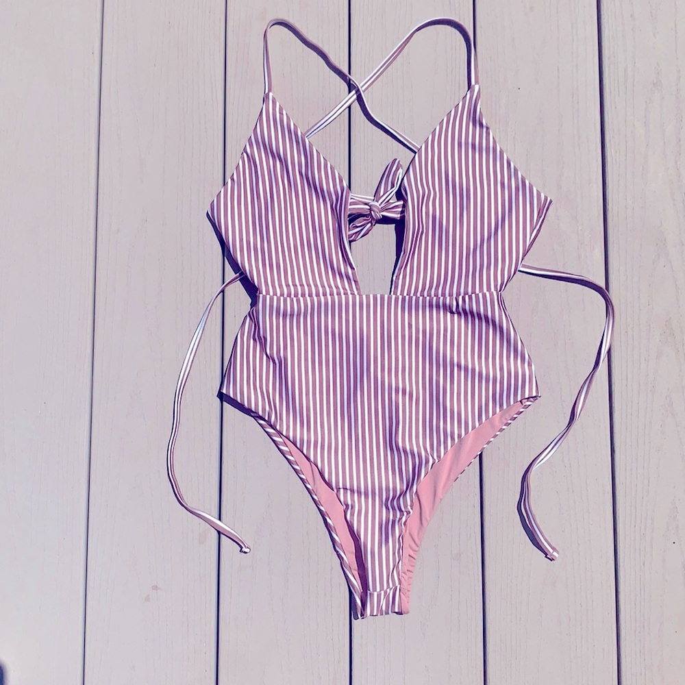 Striped low cut one piece - Picture 2 of 3